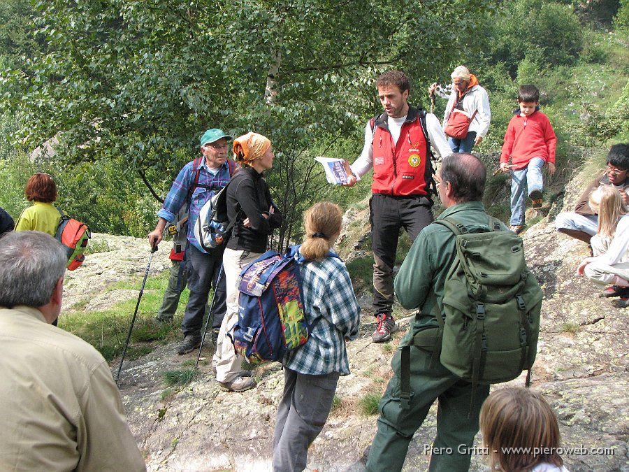 maslnaa-curo 132.jpg - I partecipanti alla visita guidata a Maslana seguono attenti le accurate spiegazioni della guida